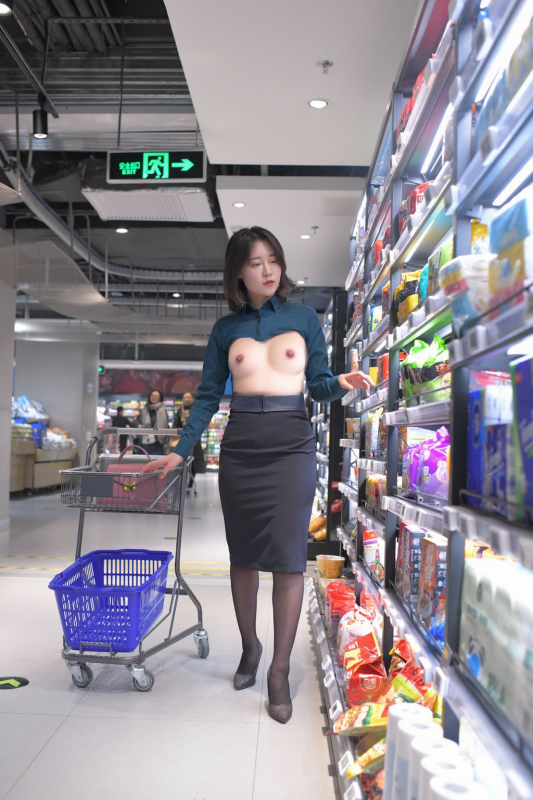 在线ai去衣 素人脱衣案例展示篇  超市里下班购物的OL职业装少妇-TUOCRM