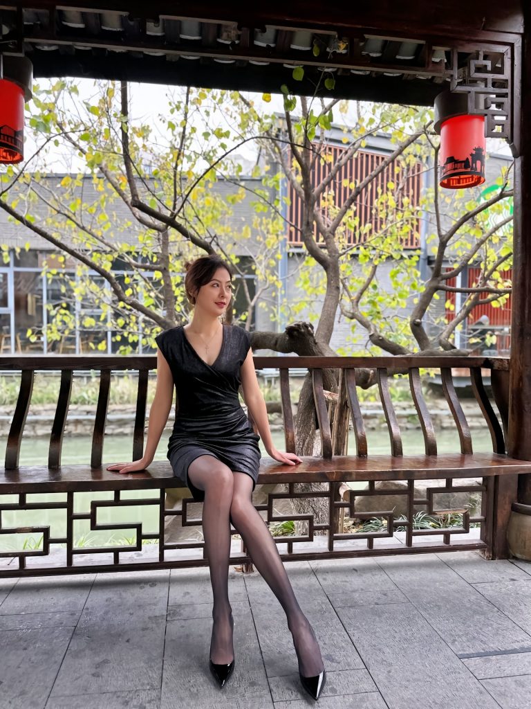 图片[3]-ai脱衣 ，抖音微博女网红，丝袜少妇熟女，黑色连体紧身裙-TUOCRM