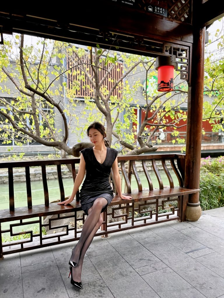 图片[4]-ai脱衣 ，抖音微博女网红，丝袜少妇熟女，黑色连体紧身裙-TUOCRM