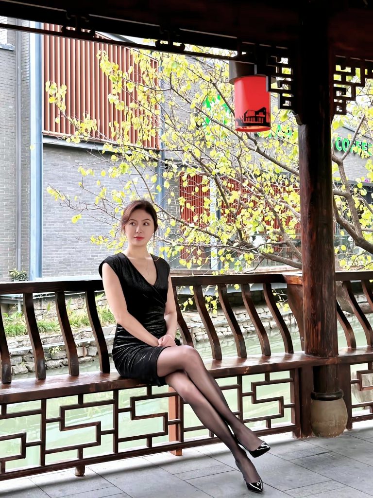 图片[5]-ai脱衣 ，抖音微博女网红，丝袜少妇熟女，黑色连体紧身裙-TUOCRM