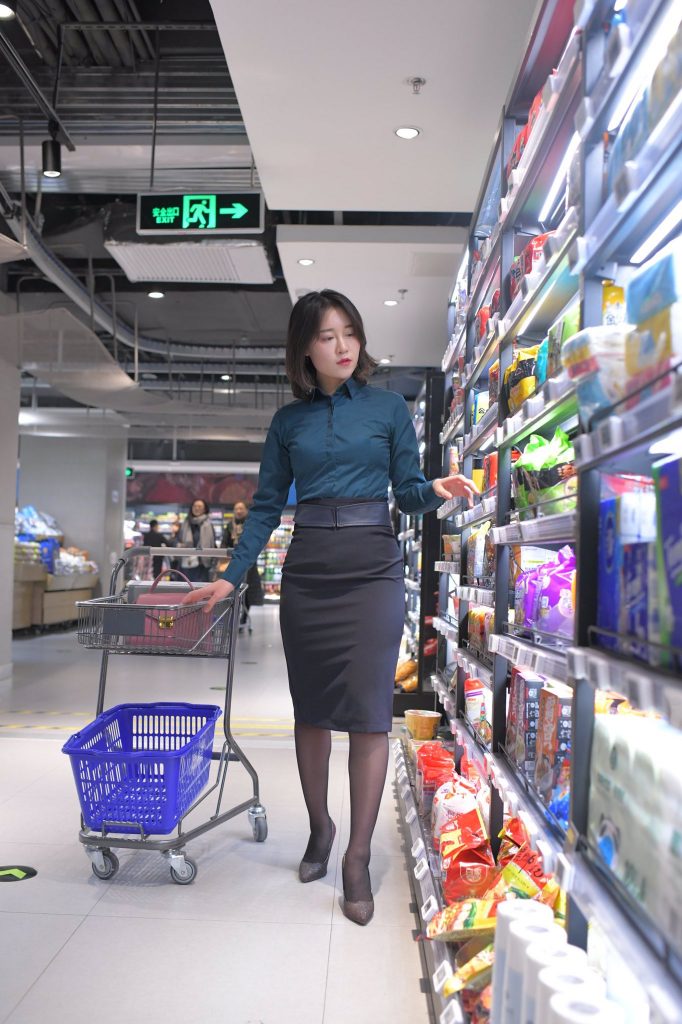 图片[4]-在线ai去衣 素人脱衣案例展示篇  超市里下班购物的OL职业装少妇-TUOCRM