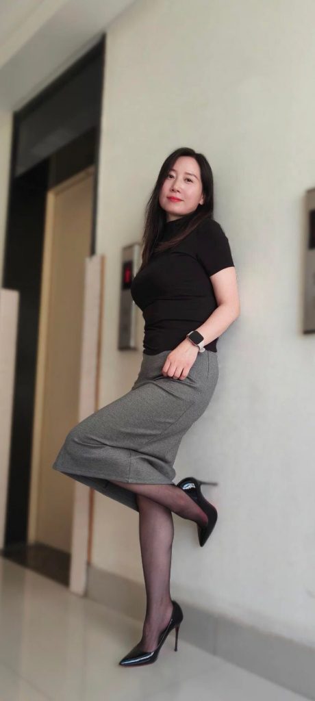 图片[1]-ai脱衣 ，抖音微博女网红，丝袜少妇熟女，楼道里的骚气阿姨-TUOCRM