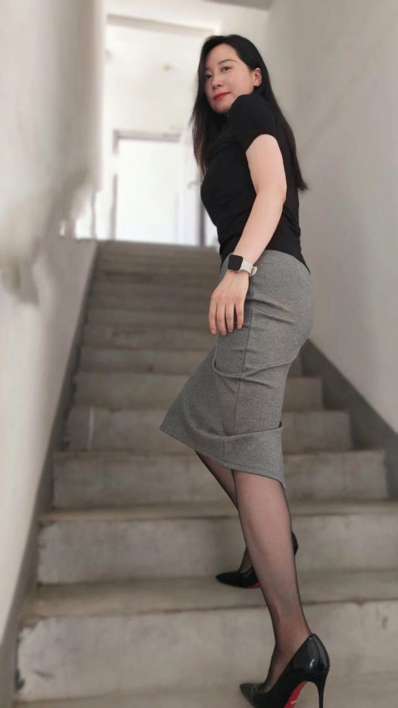 图片[4]-ai脱衣 ，抖音微博女网红，丝袜少妇熟女，楼道里的骚气阿姨-TUOCRM